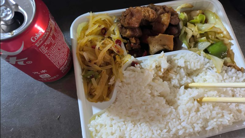 在居民搬家过程中，贵重物品的搬运费用通常根据以下因素进行计算：